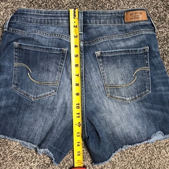 Levi High-Rise Raw Hem Shorts Waist 28 - Picture 10 of 11